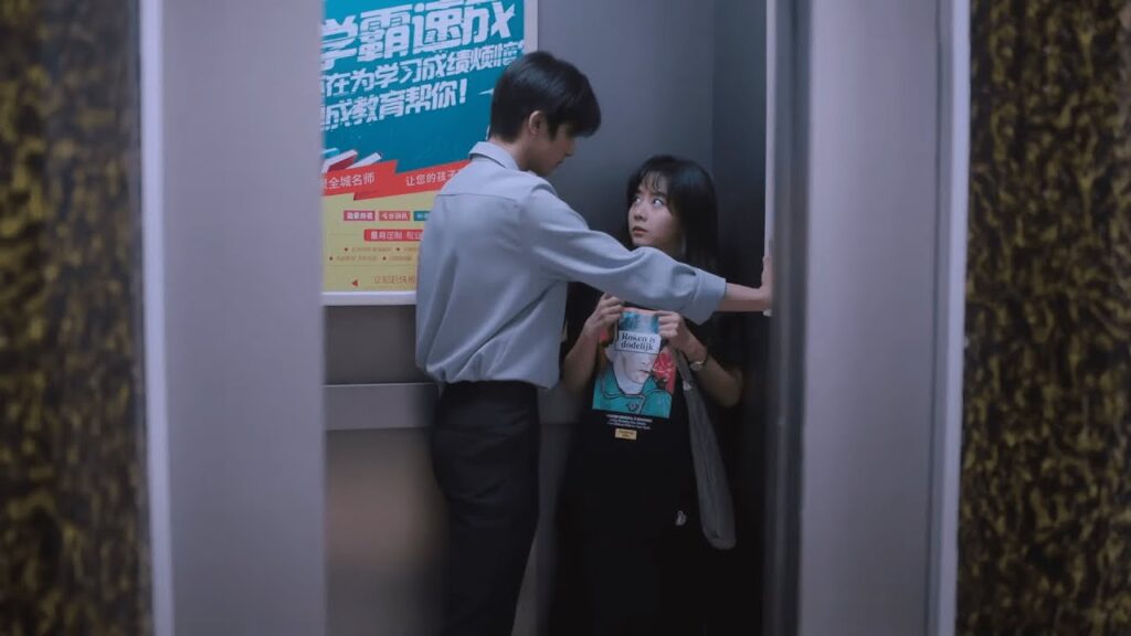 أظهر حبه بجنون، أغلق المصعد مباشرة وطلب منها الزواج | مشهد من مسلسل انطلق