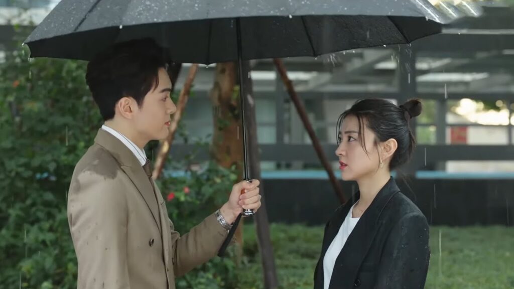 يرى مساعدته تنقذ الفتاة على الطريق، حمل المظلة من أجلها 👫 | مشهد من "مرحبًا أيتها الزهرة"