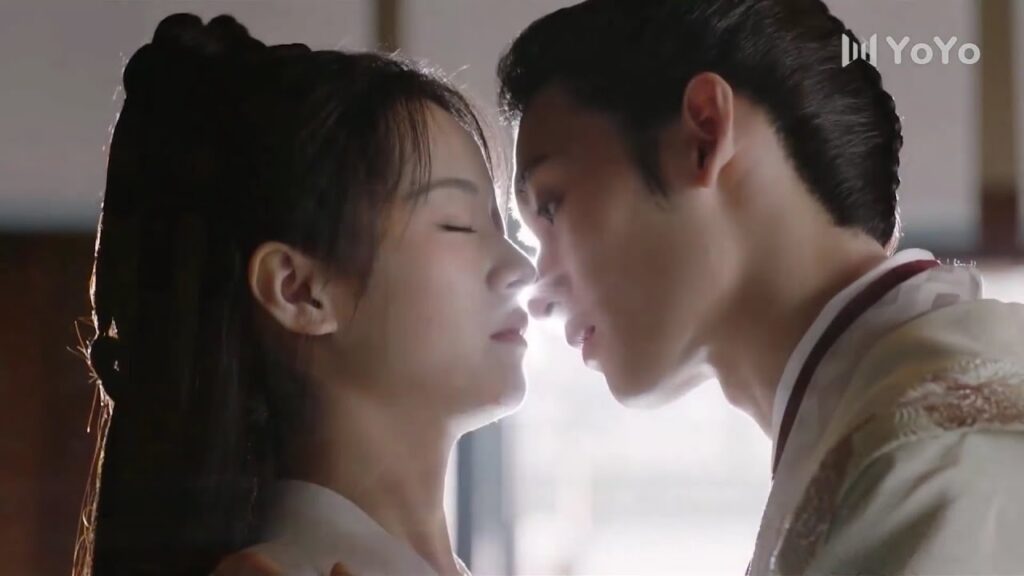 وهو يقبـلها يدخلون الخدم عليهم فجأة  ( الحقيقة او الجرأة )