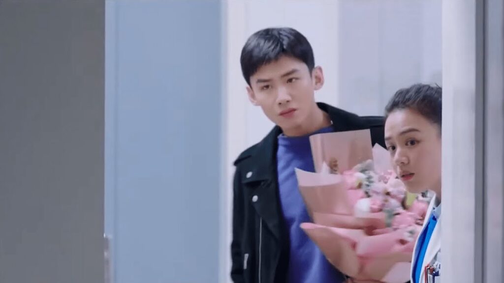 يحمي حبيبته بقوة، يغضب على رجل يضايقها، لكنه تسببت في مأساة لكليهما  | مشهد من المسلسل "أنت بطلي"