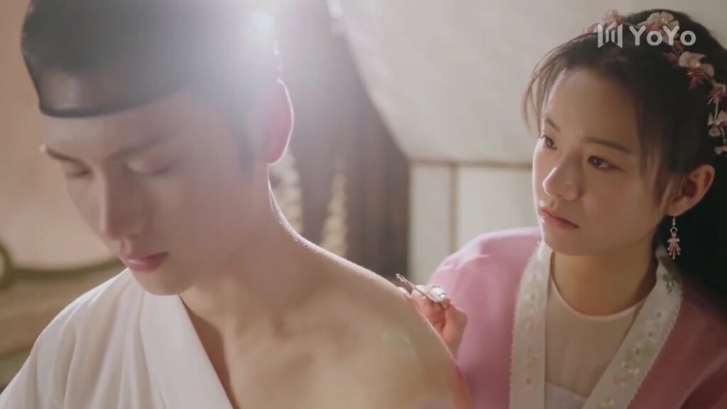 تقوم بعلاج جرح زوجهـا ( الحقيقة او الجرأة ) تقوم بعلاج جرح زوجهـا ( الحقيقة او الجرأة )