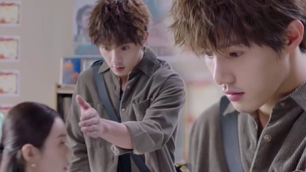 يعتقد بأنها مريضة فيأتي ويضع يدها على جبينها بدون ان يفكر ( الجمال القبيح ) يعتقد بأنها مريضة فيأتي ويضع يدها على جبينها بدون ان يفكر ( الجمال القبيح )