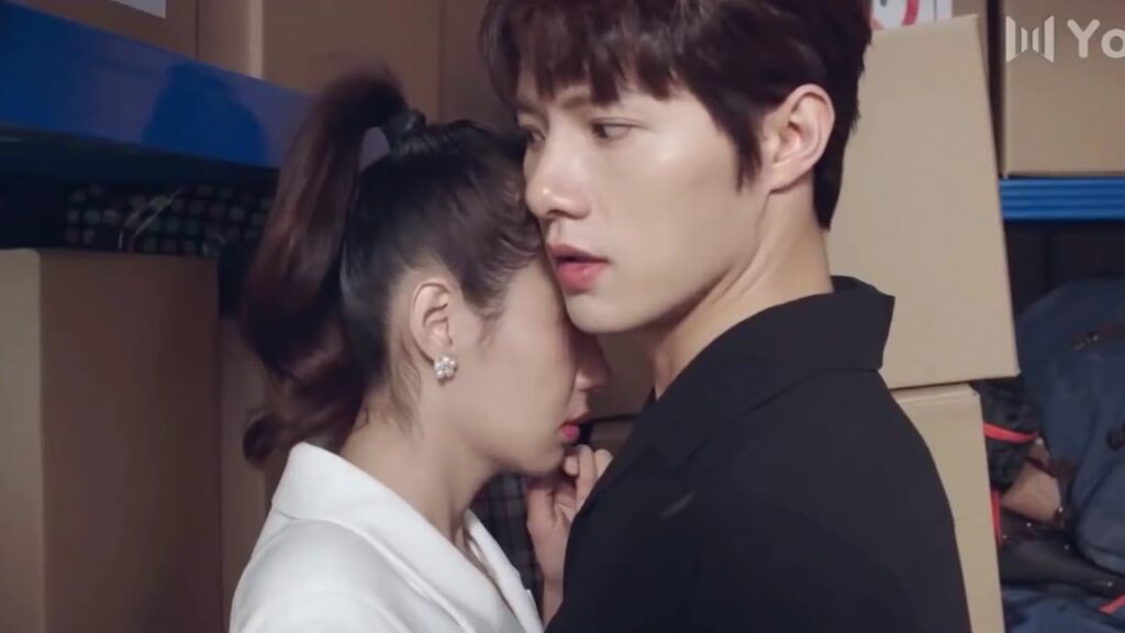 يسحب رئيسته الى مكان مغلق ويصبح قريبا منها  ( الجمال القبيح )