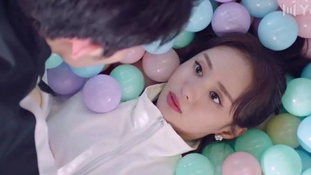 يقع الايدول الذي تحبـه فوقها و قلبها ينبض بجنون  ( الجمال القبيح )