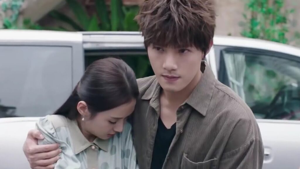 تتعرض الممثلة المشهورة لهجوم من قبل الصحافة لكنـه يساعدها  ( الجمال القبيح )