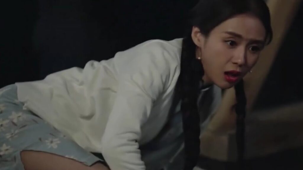 تقع عليها الستارة لكن لا احد يساعدها , الجميع يذهب الى الايدول المشهور ( الجمال القبيح ) تقع عليها الستارة لكن لا احد يساعدها , الجميع يذهب الى الايدول المشهور ( الجمال القبيح )