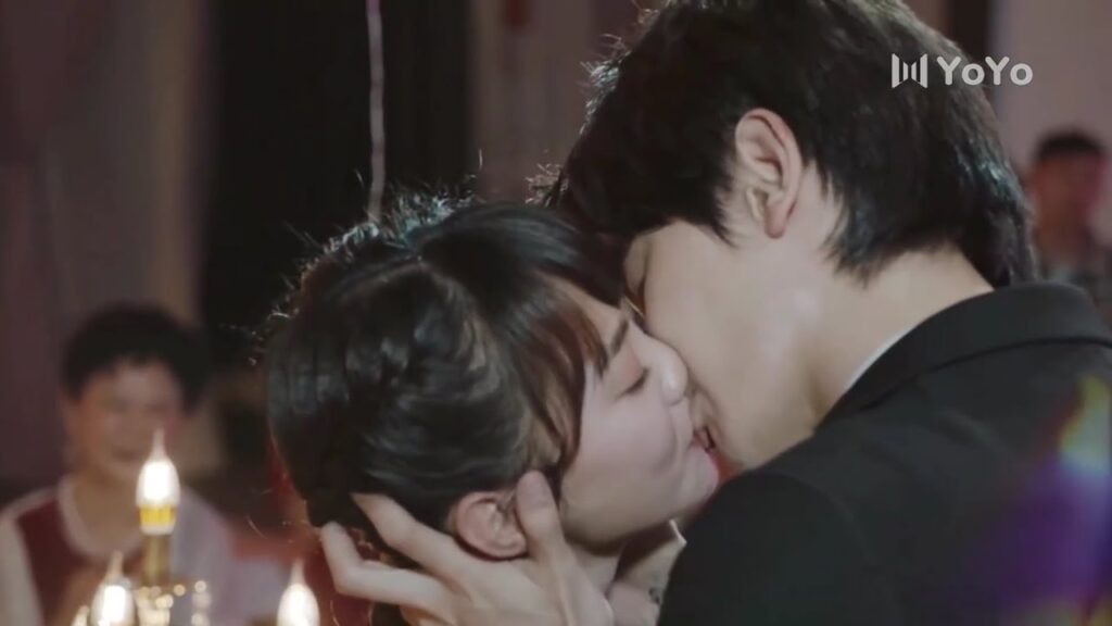 يتقدم للزواج منها في حفل زفاف صديقتها ( نهر يجري خلاله ) يتقدم للزواج منها في حفل زفاف صديقتها ( نهر يجري خلاله )