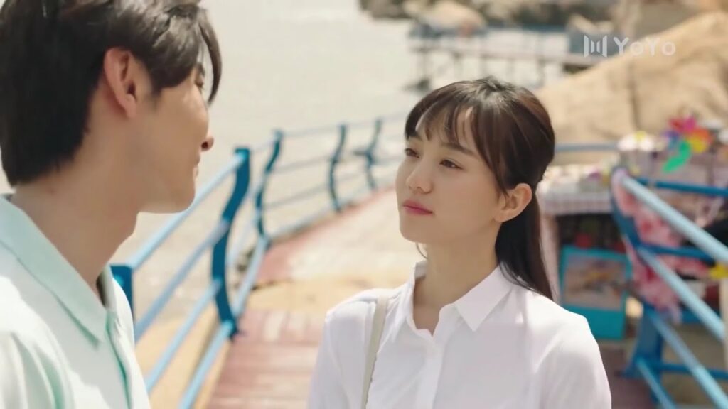 يطلب منها ان تساعده بإختيار هدية لحبيبتـه الجديدة  ( نهر يجري خلاله )