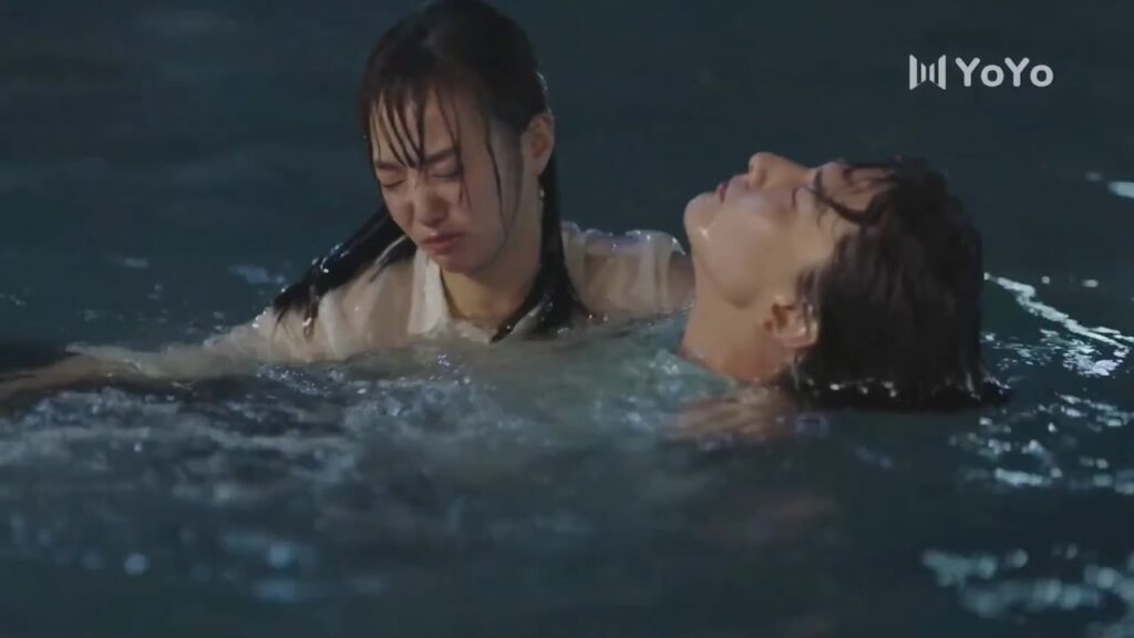 يقع في المسبح وهو لا يعرف السباحة , فتحاول انقاذه   ( نهر يجري خلاله )