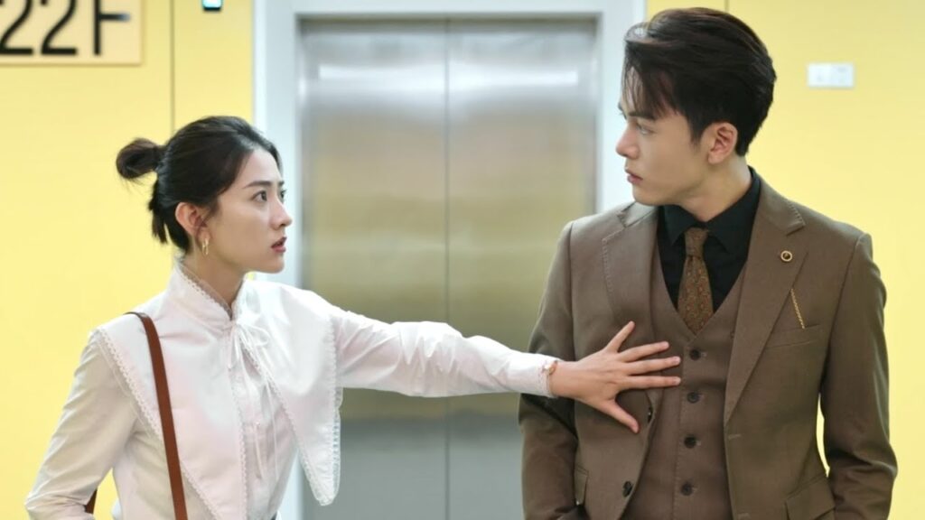 ظهرت والدة (يي) وكادت تقابل حبيبها المزيف! 😳😳 | مشهد من المسلسل "مرحبًا أيتها الزهرة"