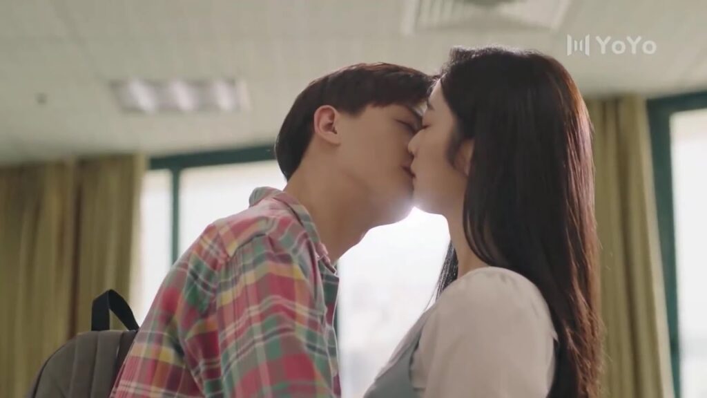 يقبلها في المكتبة المدرسية  ( نهر يجري خلاله )