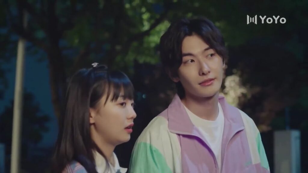 يشتري لها دمية ويمسك يدها ويسير معها  كالعشاق  ( نهر يجري خلاله )