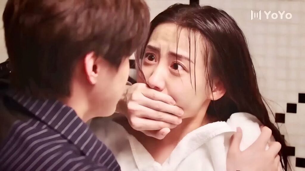 يدخل الحمام وهي تستحم  ( على وشك الشهرة )