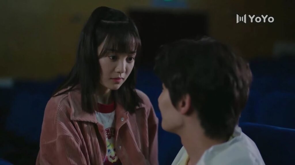 يشاهد معها فيلم  مرعب و يتظاهر بالخوف لكي يقترب منها  ( نهر يجري خلاله )