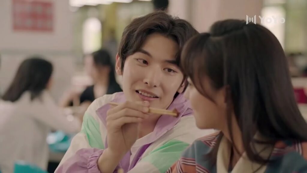 يطعمها امامه اصدقائها , لكنها تشعر بالاحراج من تصرفاته  ( نهر يجري خلاله )