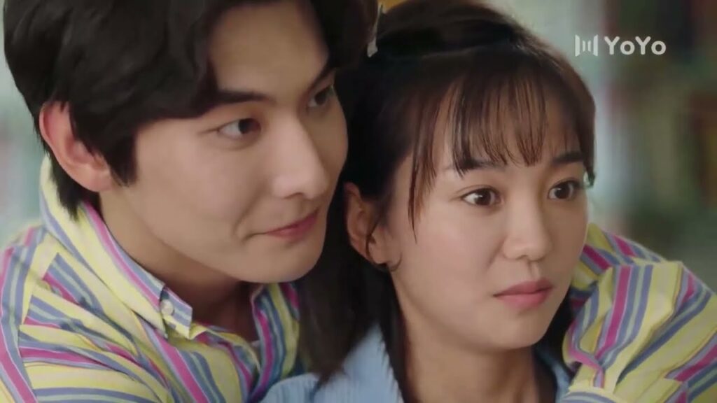 يتظاهر بأنه حبيبـها لكي ينقذها من الموقف  ( نهر يجري خلاله )