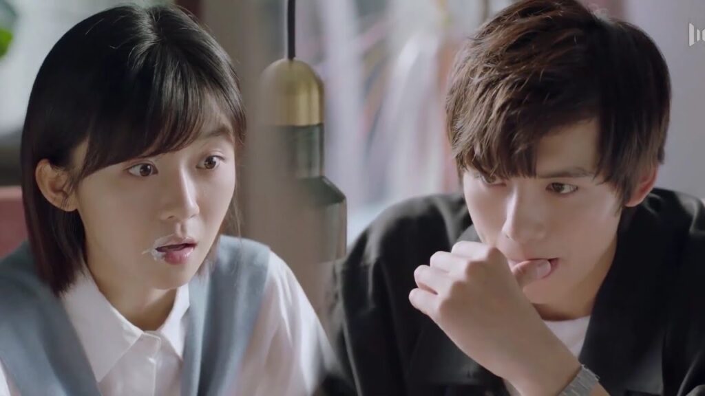 يمسح المثلجات التي على شفتيها و يأكلها  ( عزباء محترفة )