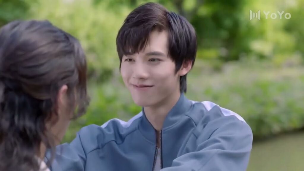 تعتقد بأن حبيبـها لديه فتاة اخرى فتتبعه وهي متنكرة ( عزباء محترفة  )