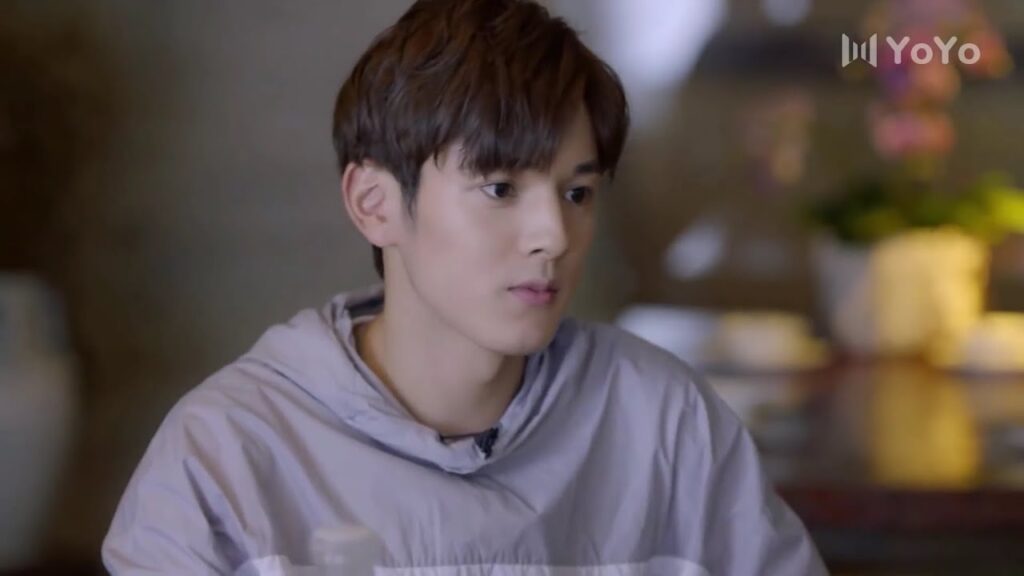 يمسك يدها امامـه لكي يثير غضبـه  ( عزباء محترفة )