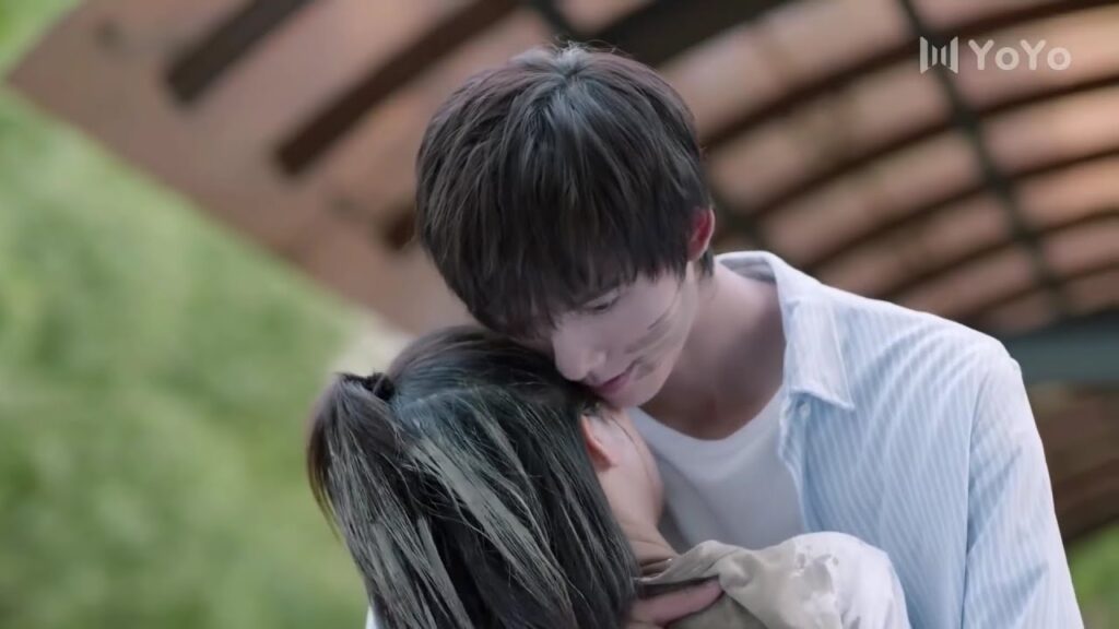 تقع حبيبته في الوحل امام الطلاب  , فيأتي ويحملها   ( عزباء محترفة )