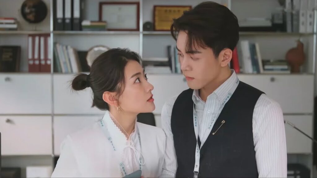 اقتربت (يي) من (لو) كلمة واحدة جعلته يحمر خجلاً وينبض قلبه 👫 | مشهد من المسلسل "مرحبًا أيتها الزهرة"