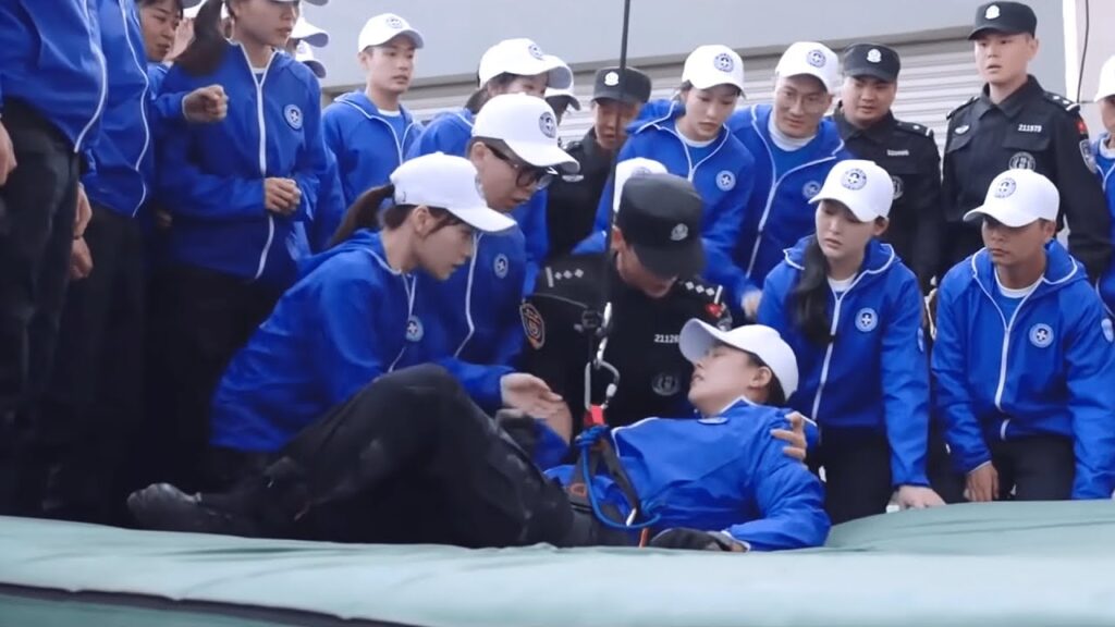 أساء إليها بكل الطرق الممكنة علنًا، ولم يستطع إلا الضحك بغباء بسبب اعترافها سرًا | مسلسل "أنت بطلي"