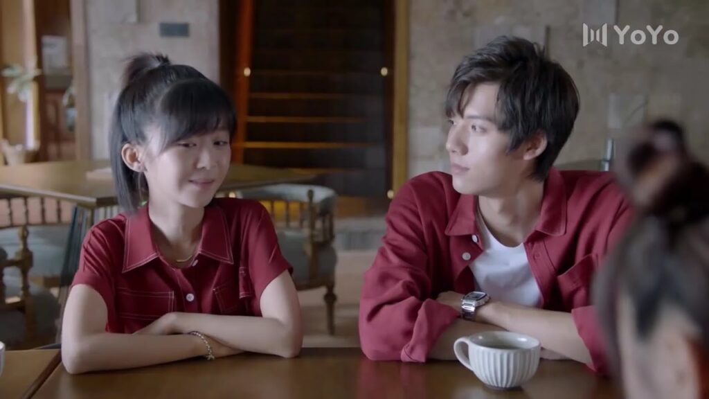 يرتدي معها نفس اللون و يقابل صديقاتها و يتعرض للعديد من الاسئلة المحرجة  ( عزباء محترفة )