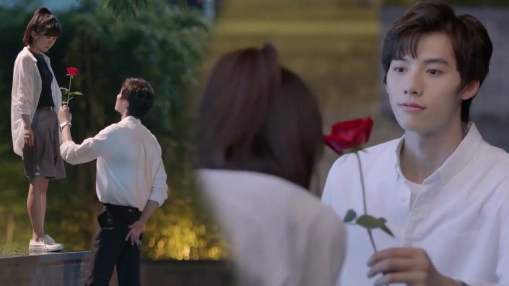 يجعلها تقف في مكان عالي لانها قصيرة ويعطيها وردة حمراء ويعترف لها ( عزباء محترفة )