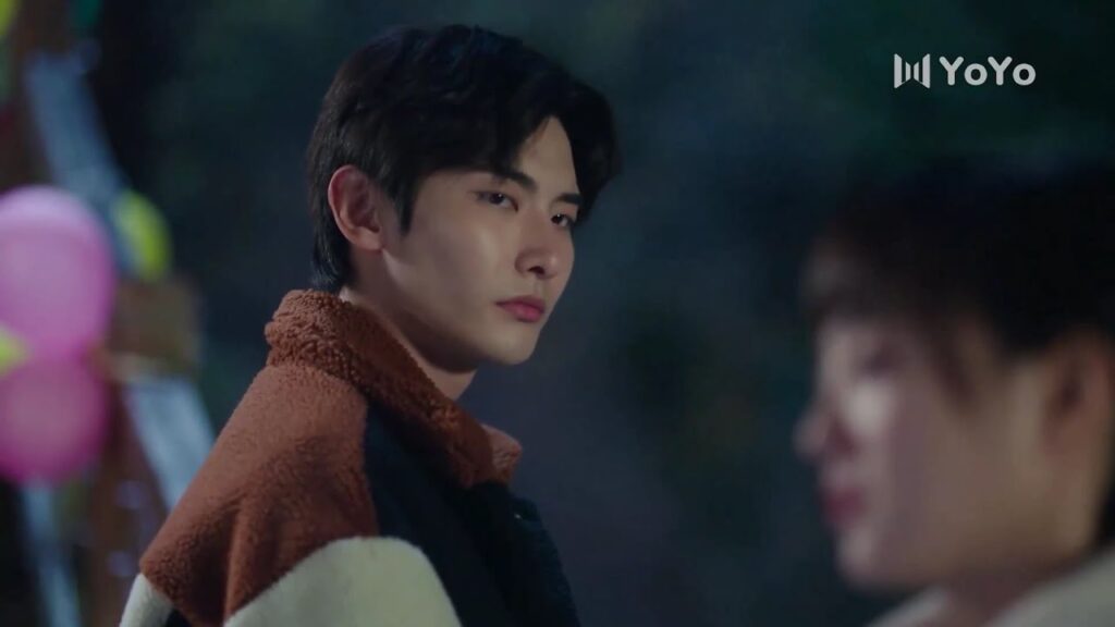 في اللحظة التي تريد ان يعترف لها , تبكي و تشتكي له عن مشاعرها لذلك الشاب  ( نهر يجري خلاله )