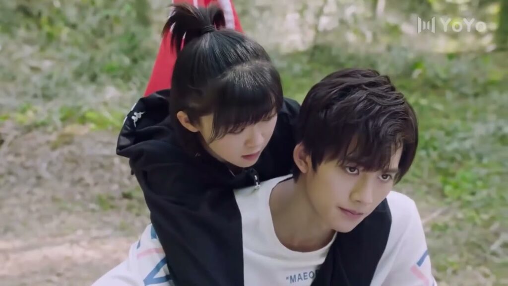 يحملها و يطلب منها ان تتمسك به بقوة لكي لا تقع  ( عزباء محترفة )