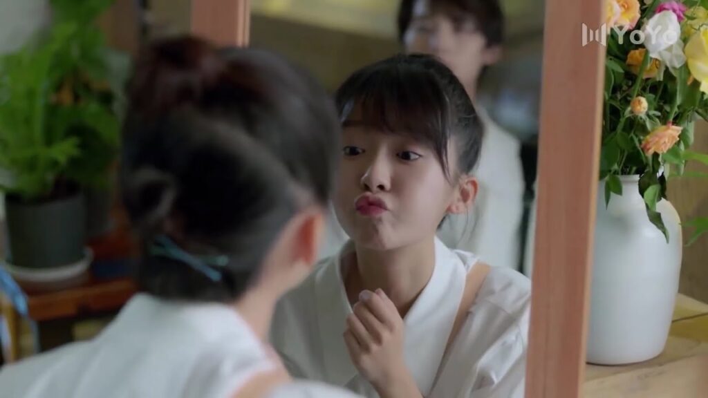 تتدرب امام المرآة كيف تبتسم له بما انه اول موعد لها  , لكنه يقف خلفها  ( عزباء محترفة )