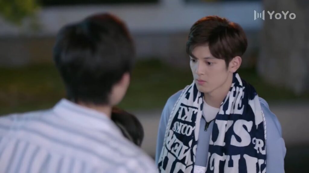 تقف الى جانبا حبيبها حتى و هو على خطأ اما صديقها ينصدم بتصرفها  ( عزباء محترفة )