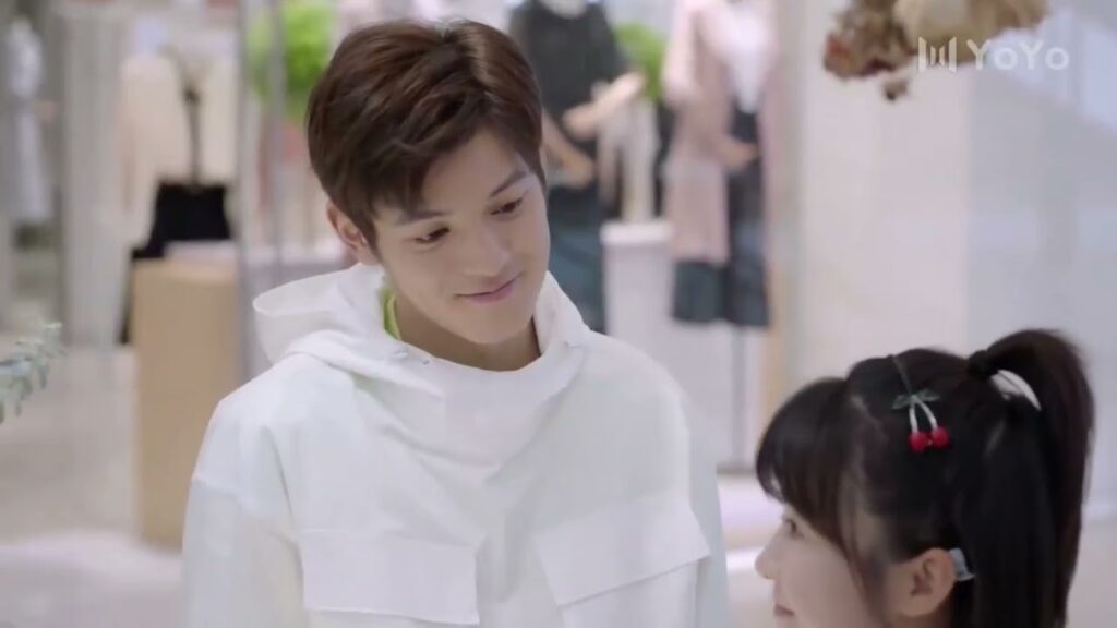 يشتري لها هدية و يلتقط لها صورة لكي يراها متى ما يريد  ( عزباء محترفة )