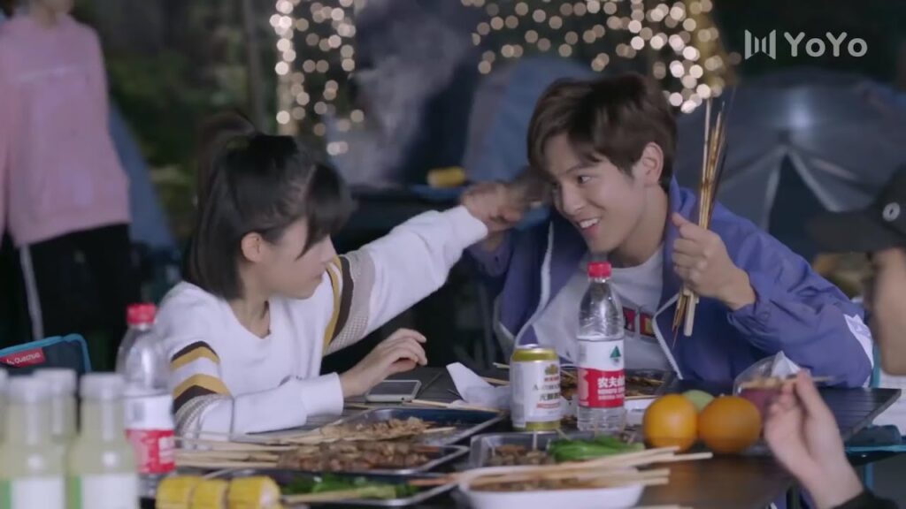 تتصرف على طبيعتها معه وتأكل ما تريد ولا تكترث لكونها فتاة  ( عزباء محترفة )