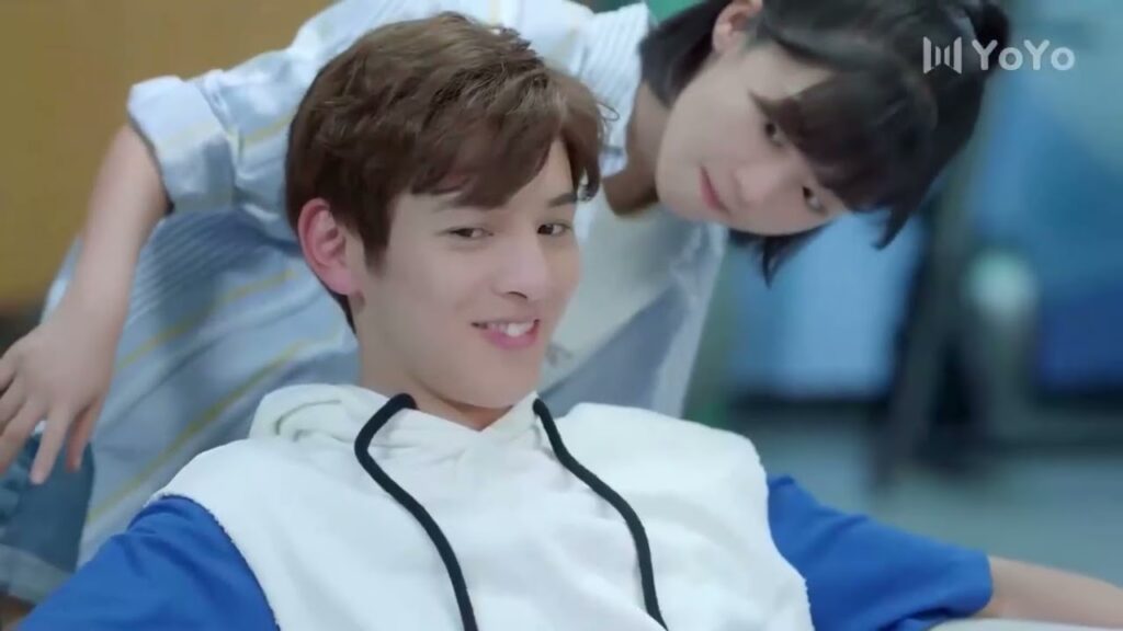 يجعلها خادمته الشخصية لكي يقترب منها  ( عزباء محترفة  )