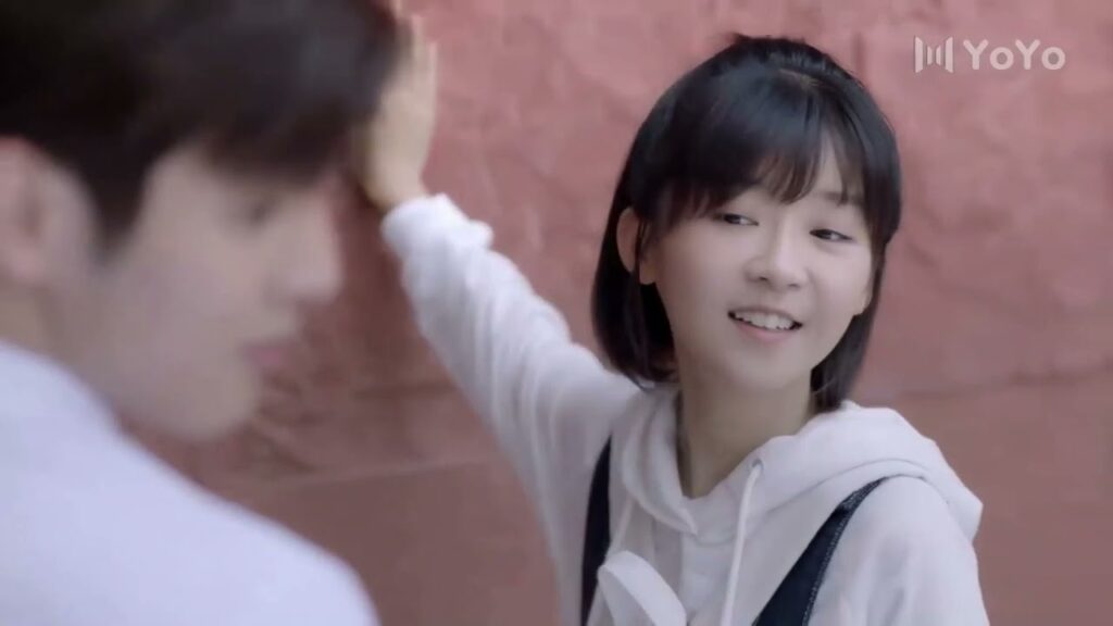 تستغل صديقها و تتصرف معه بطريقة رومانسية لتثير غضب حبيبها  ( عزباء محترفة )