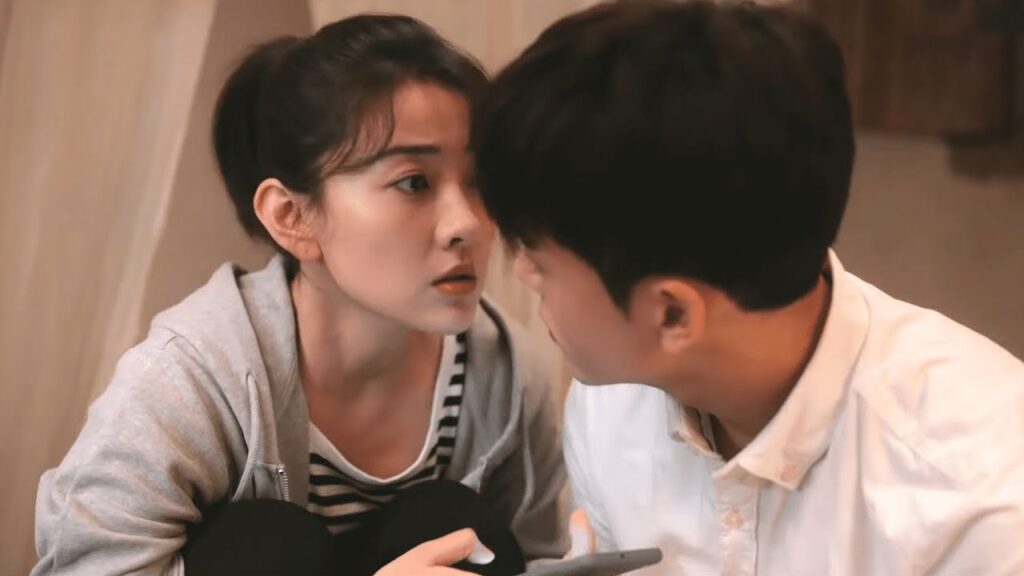 التقطت (يي) صورة سرًا مع حبيبها المزيف بينما كان ثملًا وكاد أن يمسك بها | "مرحبًا أيتها الزهرة"