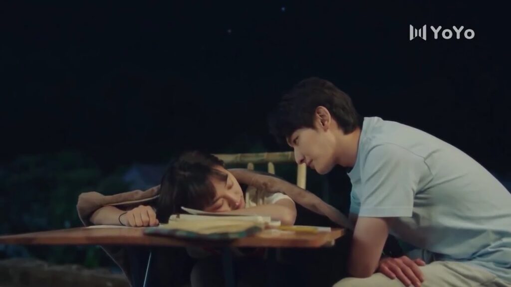 يعلمها الرياضيات لكنها تنام , فيحدق بجمالها ويبتسم  ( نهر يجري خلاله )