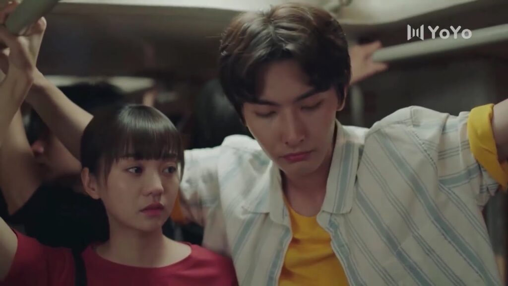 لا تنظري الى شاب لم يقدر مشاعرك , انا هنا انظري الي  ( نهر يجري خلاله )