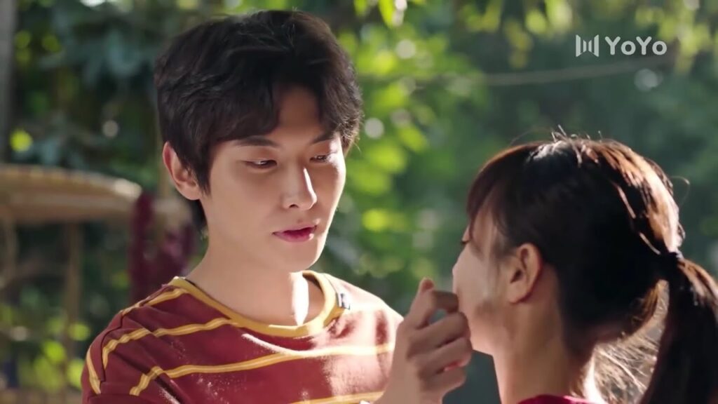 يعد لها الفطائر ويرميها بالطحين , ويضحك معها