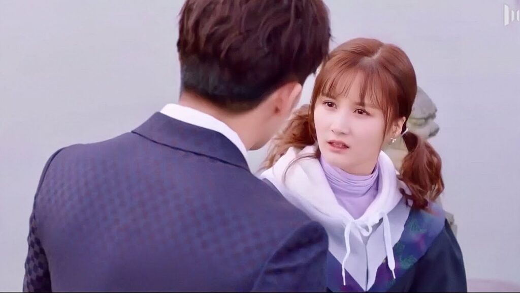 هي طالبـة لكن زوجها مدير شركة كبيرة ( هي التي احبها  )