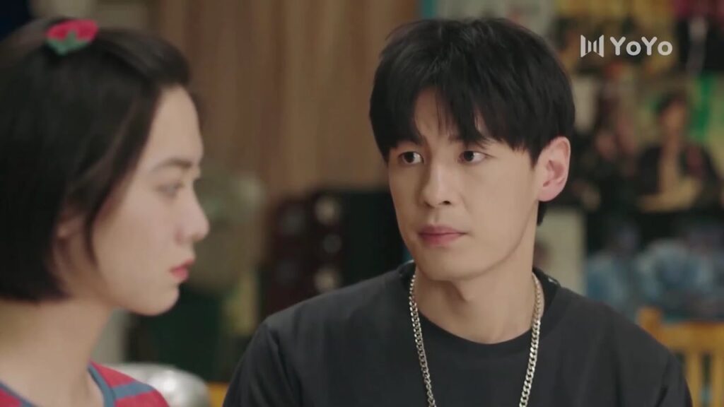 تكتشف بأن حبيبـها ذهب الى سينما مع فتاة اخرى  ( نهر يجري خلاله )