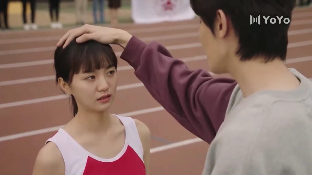 يحسبها من شعرها ويخبرها بأنه يشجعها , حتى طريقة تشجعيه مختلفة  ( نهر يجري خلاله )