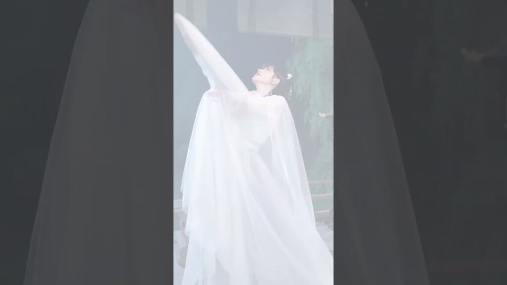 Ju Jingyi dances