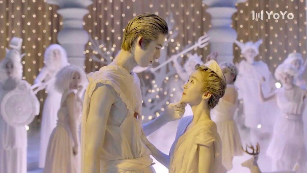 تمزق ملابسه على المسرح و امام الناس  ( عزباء محترفة )