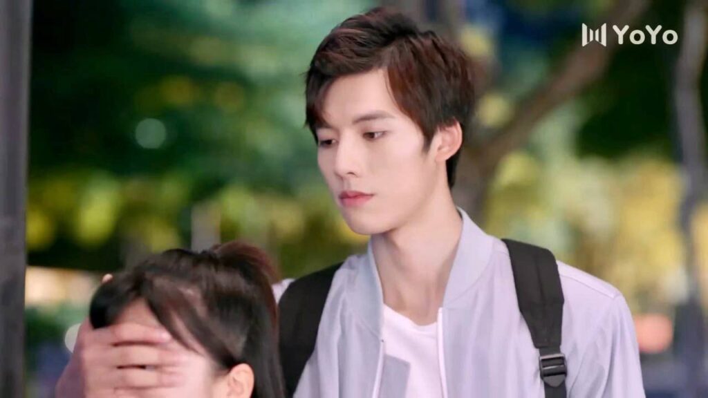 يضحك امامها فتضرب رأسها بالعمود من التوتر  ( عزباء محترفة )