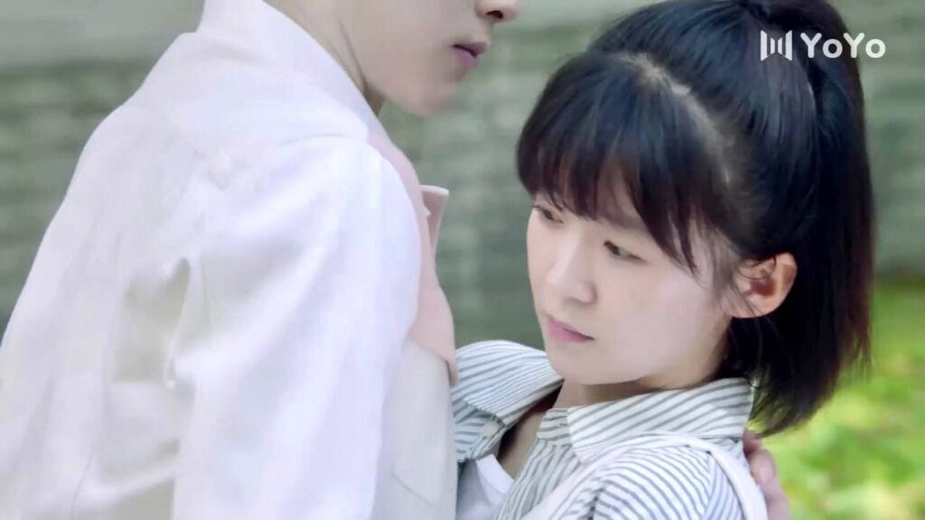 يحضنها وسط الطريق لكي يحميها من الدراجة  ( عزباء محترفة )