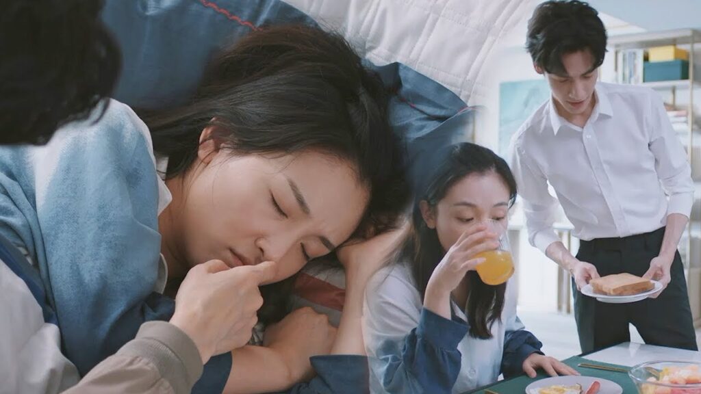 الحبيب المثالي! يوقظ (لوو بين) حبيبته ويجهز إفطار لطيف من أجلها | مشهد من المسلسل "نور الحياة"