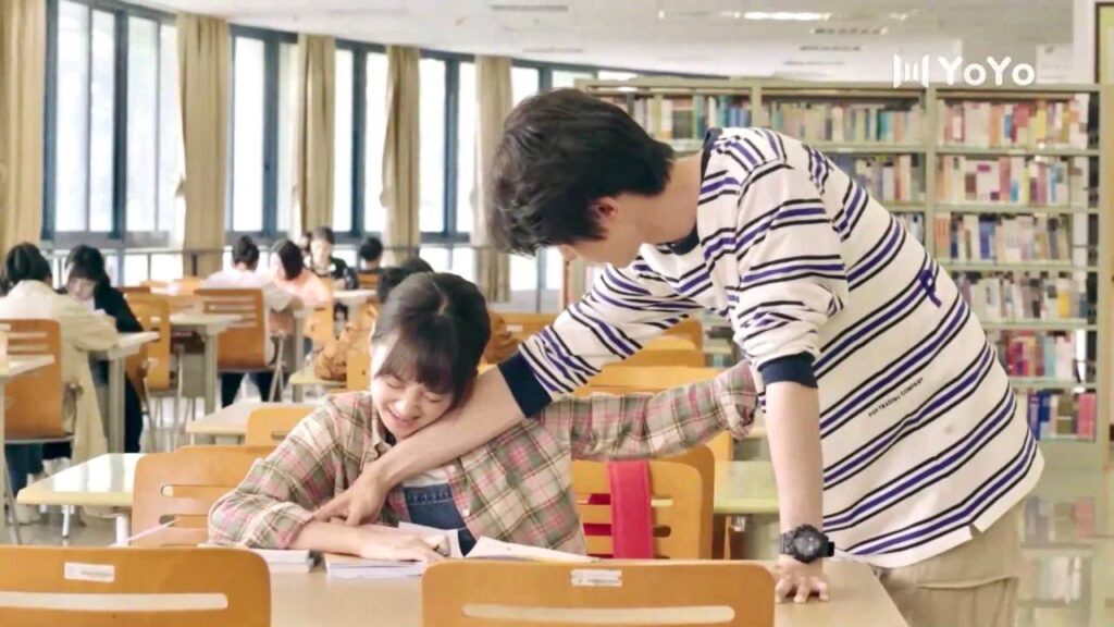 لا تريده ان يرى مذكرتها , فتلمس صدره وتشعر الاحراج ( نهر يجري خلاله ) لا تريده ان يرى مذكرتها , فتلمس صدره وتشعر الاحراج ( نهر يجري خلاله )