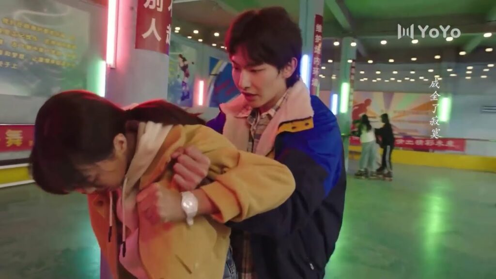 لا تعرف كيف تتزلج لكنه يمسك يدها و يعلمها ( نهر يجري خلاله )